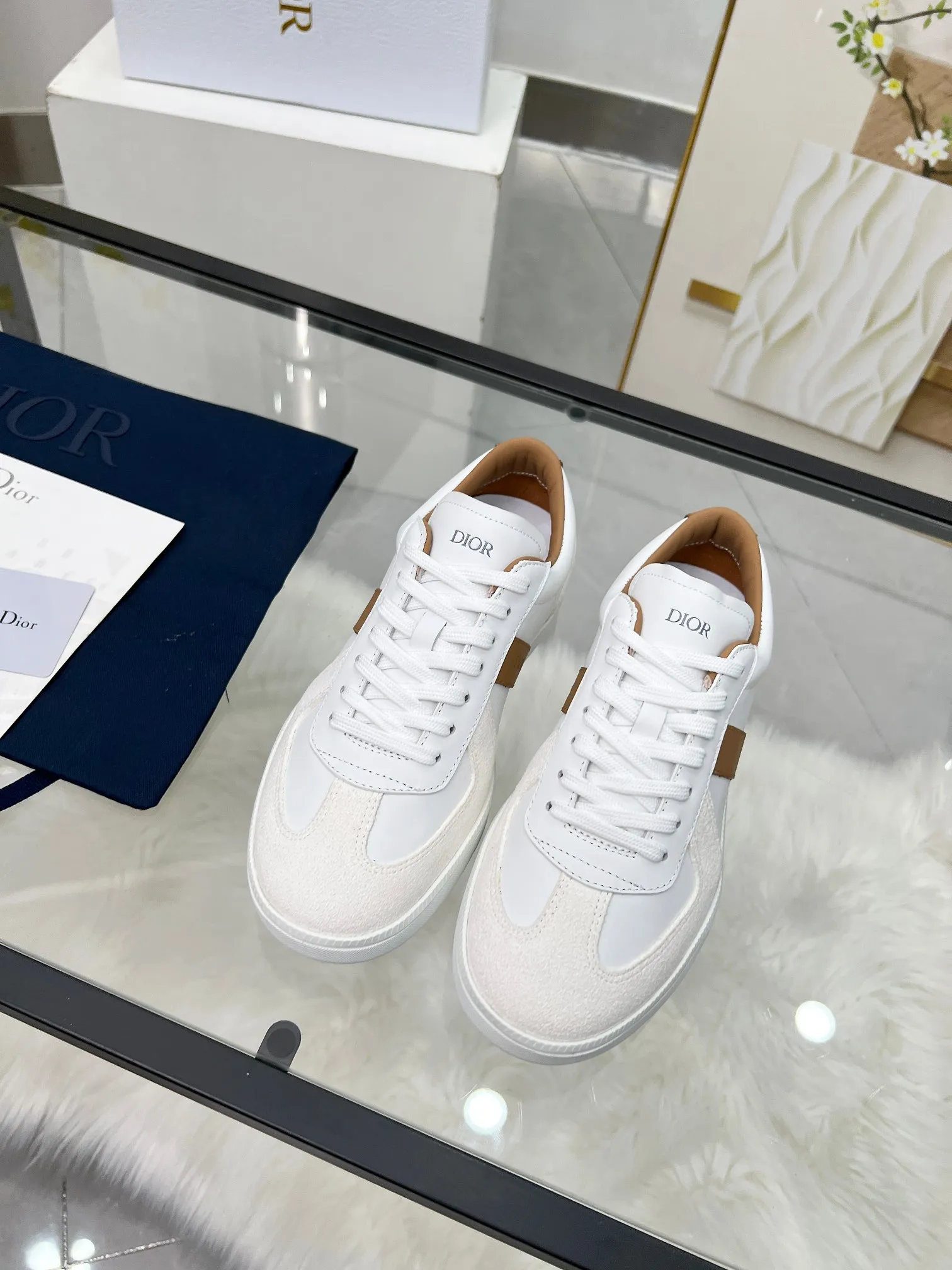 👟👟Ex-factory price 460👟👟Male size +10 correct✅ version. 𝐃𝐢𝐨𝐫 𝟮𝟱𝐏𝐫𝐞-𝐅𝐚𝐥𝐥 𝐁𝐞𝐫𝐥𝐢𝐧 𝟬𝟭 Dior B01 couple casual moral training shoes white shoes sneakers late 90s fashion brand Maison Margiela purchased GAT in large quantities and gave them a makeover. This shoe type of De Xun officially started its fashion journey. Original: Top layer of cowhide, cowhide lining, original outsole Size: 35-45 (40 for women, 45 for men, custom made, non-refundable)